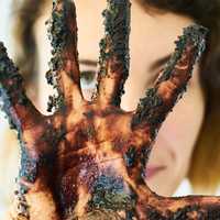 muddy-and-mucku-hands-on-the-screen