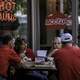 people-eating-outside-mooyahs-madison-wisconsin