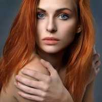 portrait-of-beautiful-young-redhead-woman