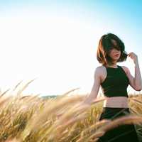 pretty-girl-in-black-tank-top-in-a-field