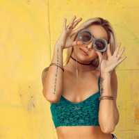 pretty-girl-in-sunglasses-and-green-bra