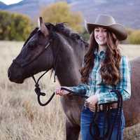 smiling-cowgirl-in-hat-and-horse