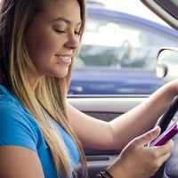 teen-girl-texting-while-driving