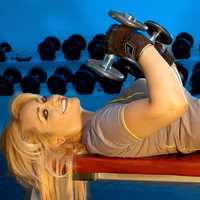 woman-at-gym-lifting-free-weights