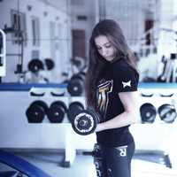 woman-lifting-weights-in-gym