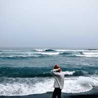 woman-standing-next-to-the-ocean