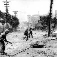 Soldiers fighting in Seoul , South Korea during the Korean War