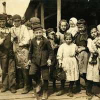 Children employed as oyster shuckers at Pass Packing Company in 1911, Mississippi