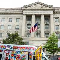 Food Cart in front of Federal building in Washington DC